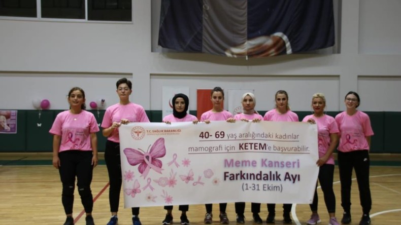 Voleybol müsabakasında meme kanserine dikkat çektiler