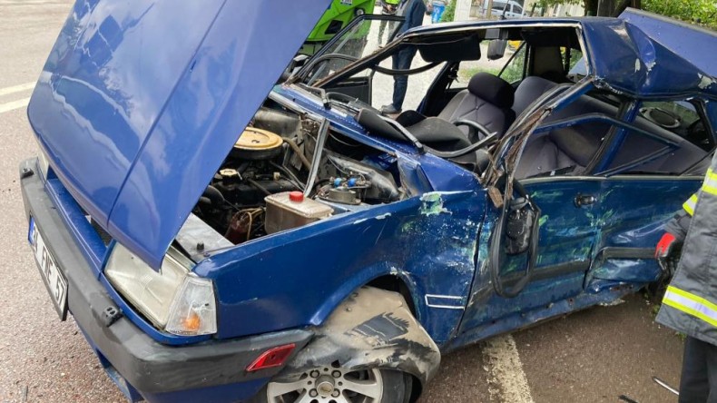 Özel halk otobüsü ile otomobil çarpıştı; 1 ölü,1 yaralı