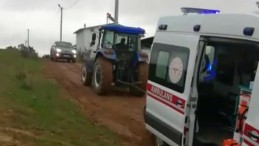 Çamura saplanan ambulansı traktör ile çektiler