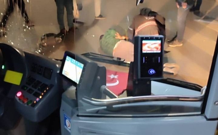 Yaya geçidinde dehşet: “Oğlum babana araba çarptı”