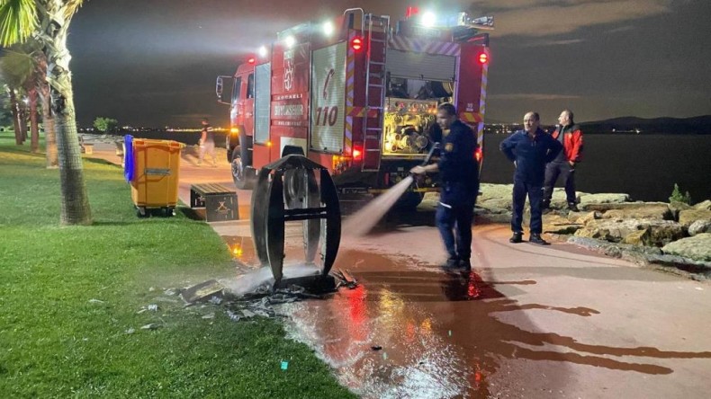 Sahildeki çöp konteynerini ateşe verdiler!