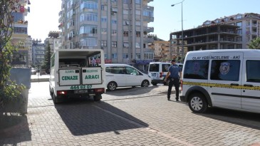 Emekli öğretmen evinde ölü bulundu