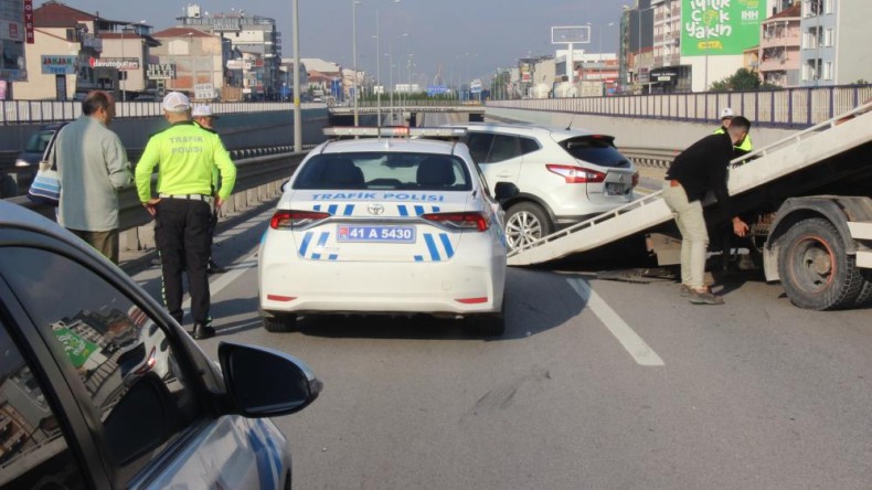Kartepe’de kaza; 1’i polis 3 yaralı