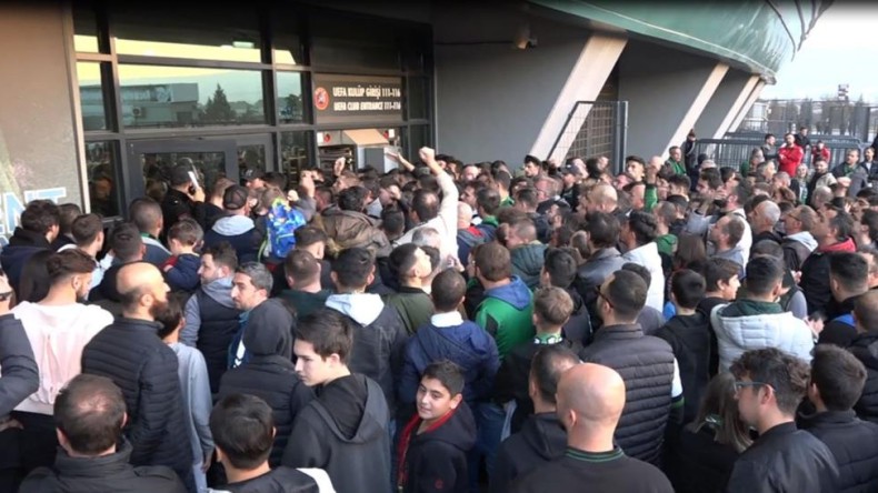 Yüzlerce taraftar maça giremeyince kavga çıktı