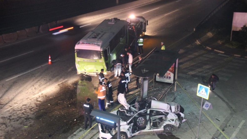 Halk otobüsüne ve durağa çarpan otomobilin sürücüsü öldü!