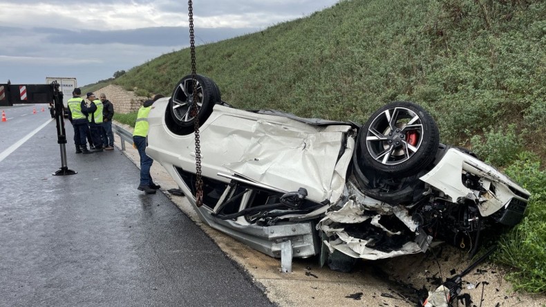 Tırın altına giriyorlardı; Yaralandılar!