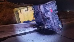 Refüje çarptı; Ölümden kıl payı kurtuldular!