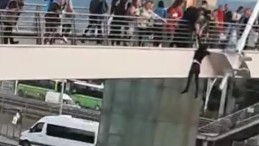 O genç köprüde salıncak gibi sallandı!