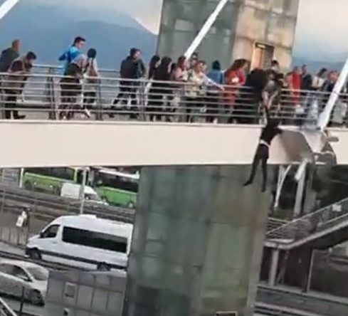 O genç köprüde salıncak gibi sallandı!
