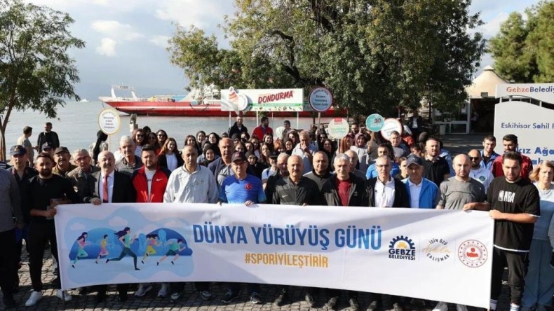 Protokol üyeleri ve vatandaşlar sağlık için yürüdü