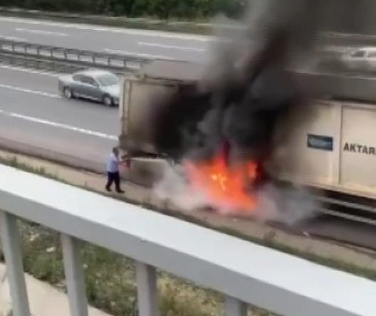 TEM’de tırın dorsesi alevlere teslim oldu!
