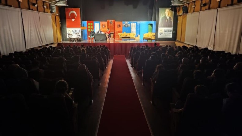 Gölcük’te tiyatro keyfini bu kez büyükler yaşadı