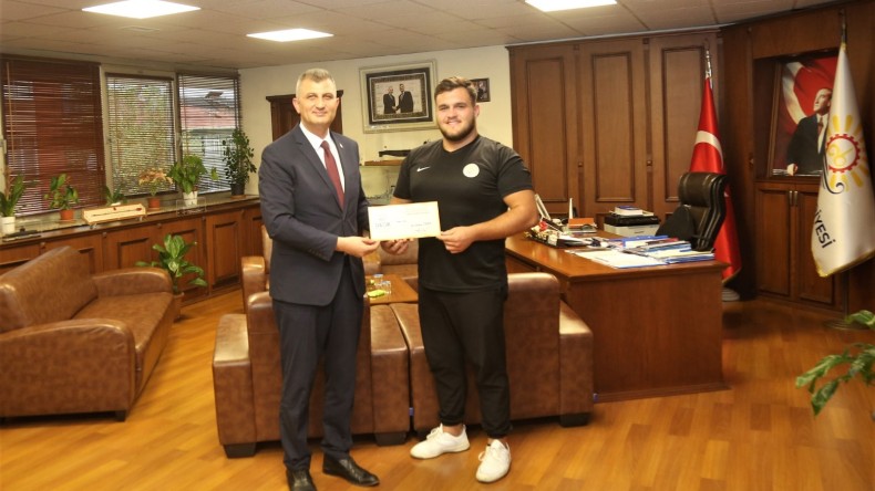 Başkan Sezer, başarılı pehlivanı ödüllendirdi