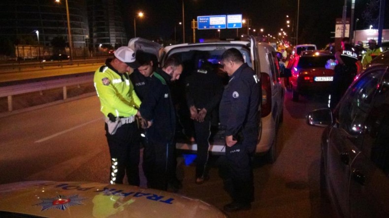 Çalıntı araçla polisten kaçan şahıslar yakalandı!