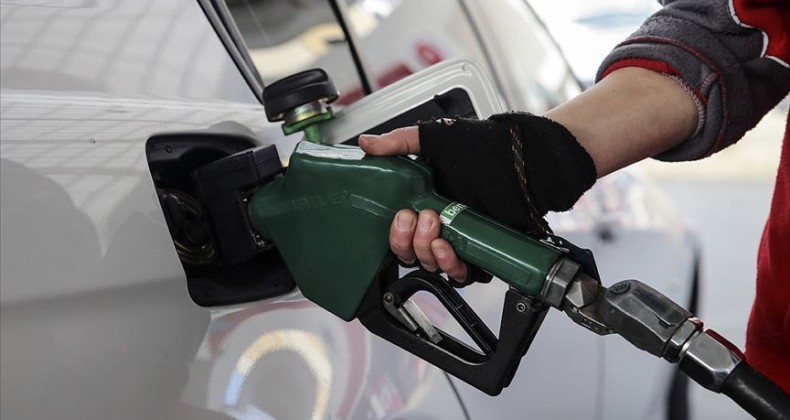 Benzin ve motorine yine zam!