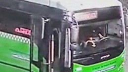 Kız arkadaşına bakan genci bıçaklayıp, otobüsü kaçırdı