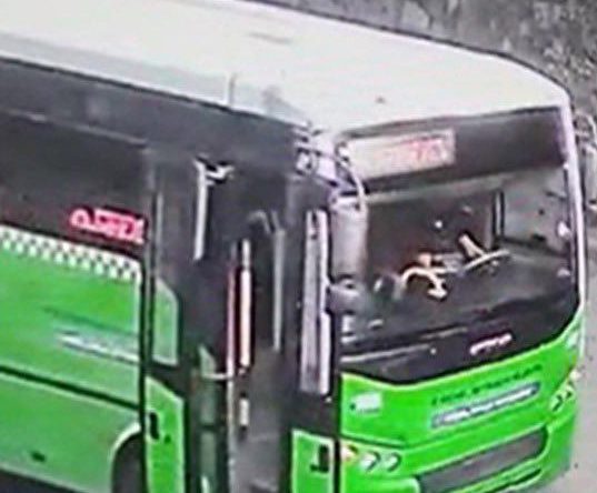 Kız arkadaşına bakan genci bıçaklayıp, otobüsü kaçırdı