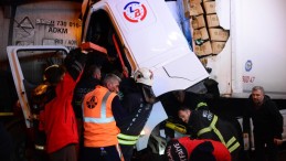 Tankere çarpan tır kağıt gibi ezildi