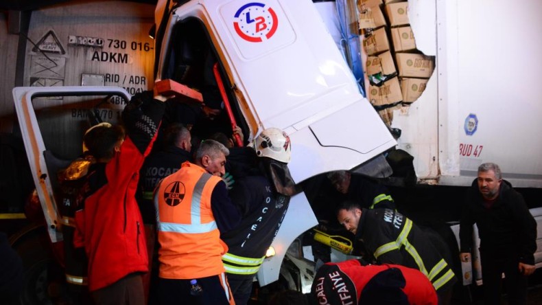 Tankere çarpan tır kağıt gibi ezildi