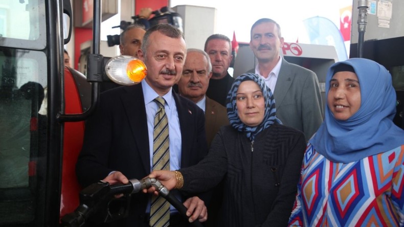 Büyükakın traktörlere pompayla mazot doldurdu