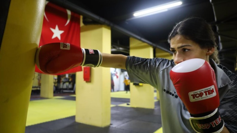 Sınıfta öğretmen ringde boksör