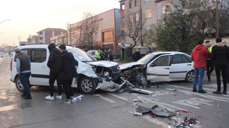 3 araç felaket çarpıştı