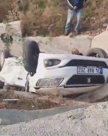İki aracın karıştığı kazada otomobil kanala uçtu: 2 yaralı