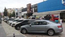 Müşteri otoparkı ama tek park edemeyen müşteriler