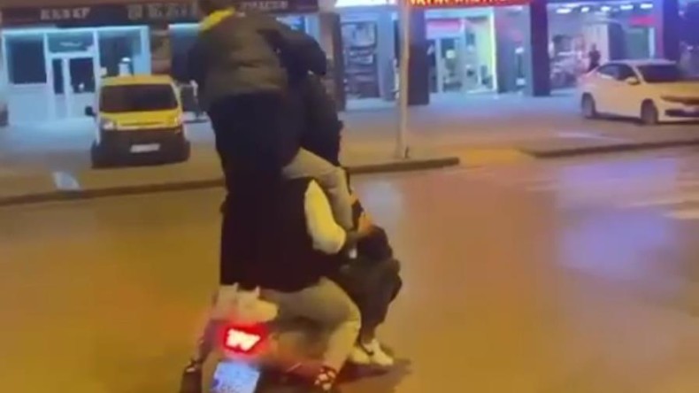 Motosiklete 5 kişi binerek, faciaya davetiye çıkardılar