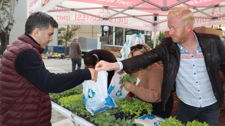 İzmit Belediyesinden vatandaşa 178 bin 200 adet sebze fidesi!