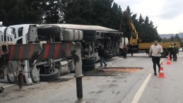 Virajı alamayan tır devrildi, trafik felç oldu