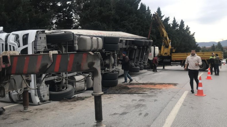 Virajı alamayan tır devrildi, trafik felç oldu