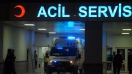 Yol kenarında bekleyen kadına otomobil çarptı