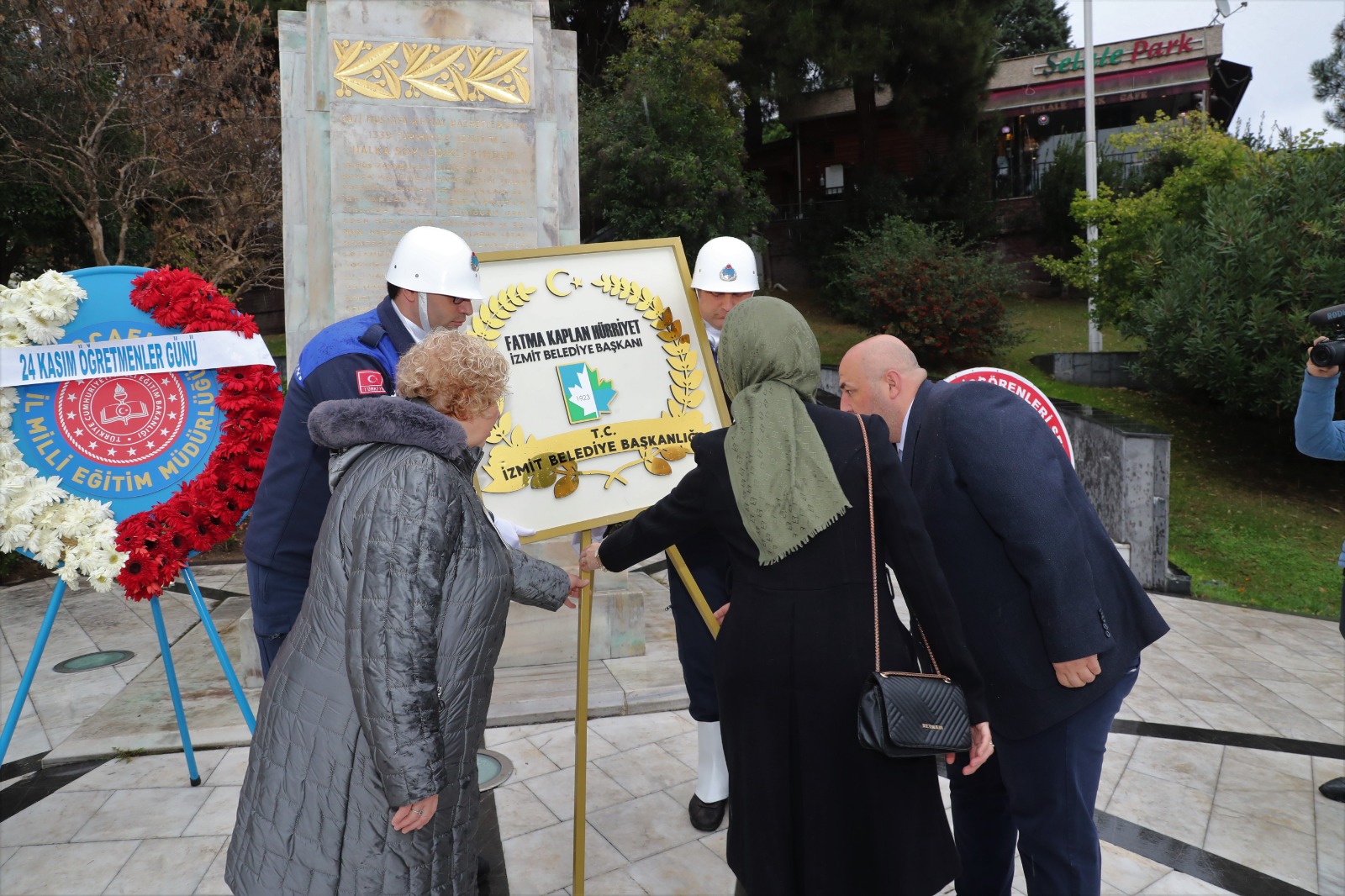 İzmit Belediyesi 24 Kasım’da Başöğretmen’e çelenk sundu