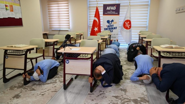 Asrın felaketini yaşayan şehirde hayat kurtaracak tatbikat