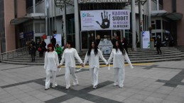 Öldürülen kadınları andılar