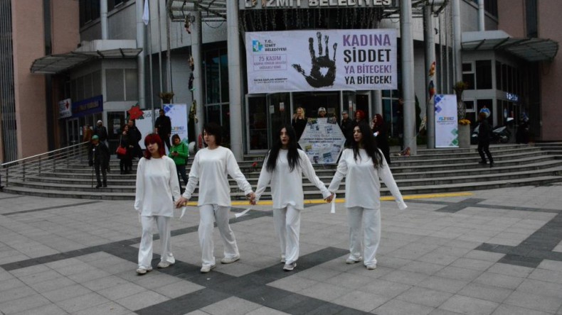 Öldürülen kadınları andılar