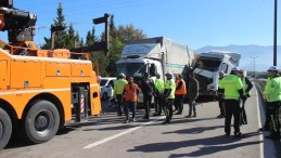 Hurdaya dönen kamyonda sıkışan yaralı böyle kurtarıldı