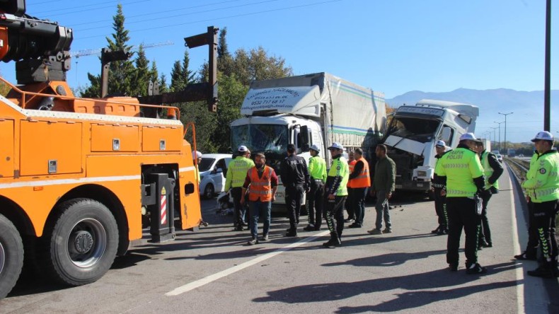 Hurdaya dönen kamyonda sıkışan yaralı böyle kurtarıldı