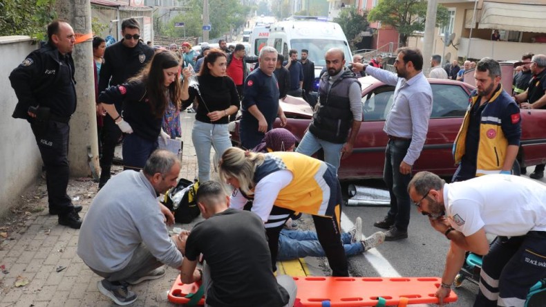 Paramparça olan otomobilde can pazarı