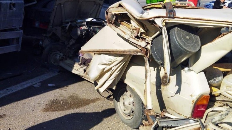 Kamyona çarpan otomobil kağıt gibi ezildi