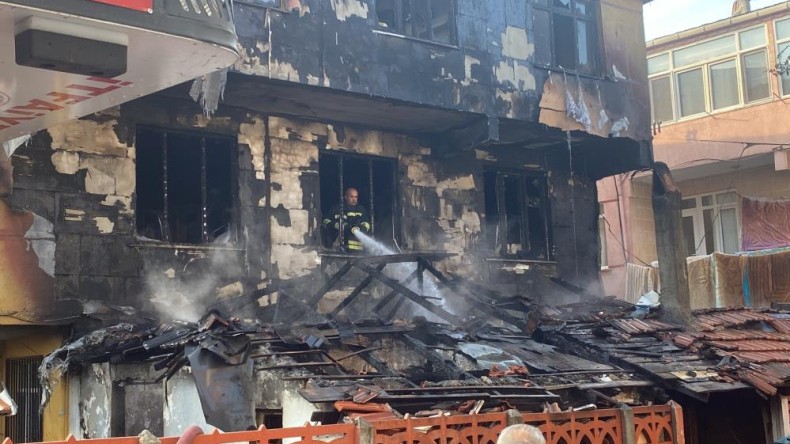 Gecekonduda çıkan yangın bitişiğindeki binayı da yaktı