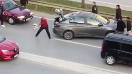 Araçları durdurup sopalarla birbirlerine saldırdılar