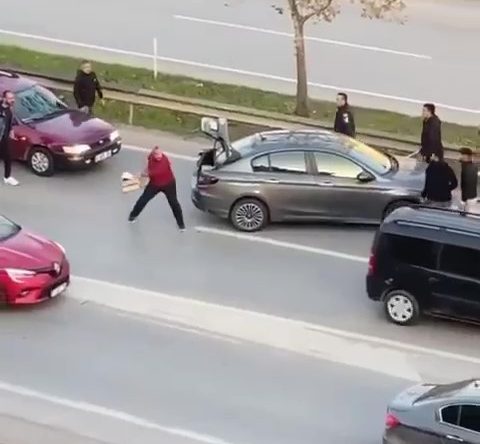 Araçları durdurup sopalarla birbirlerine saldırdılar