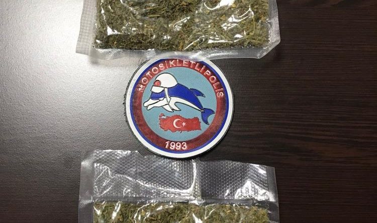 Polisi görünce uyuşturucu paketlerini yere attılar