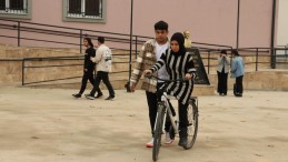 Gönül gözü ile öğrencilerini geleceğe hazırlıyor