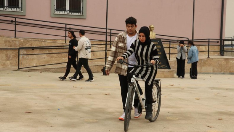 Gönül gözü ile öğrencilerini geleceğe hazırlıyor