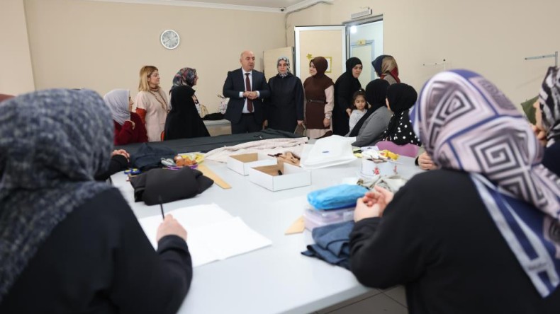 Anneler meslek öğreniyor, çocukları eğleniyor