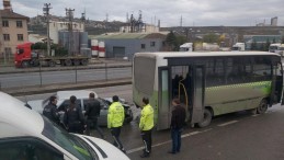 D-100’de yolcu indiren halk otobüsüne otomobil çarptı