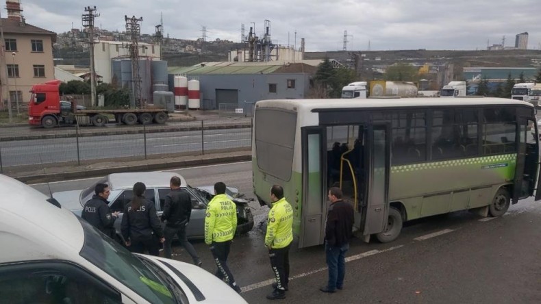 D-100’de yolcu indiren halk otobüsüne otomobil çarptı